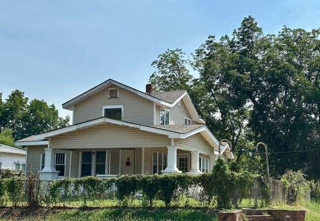 property at 801 N Broadway St