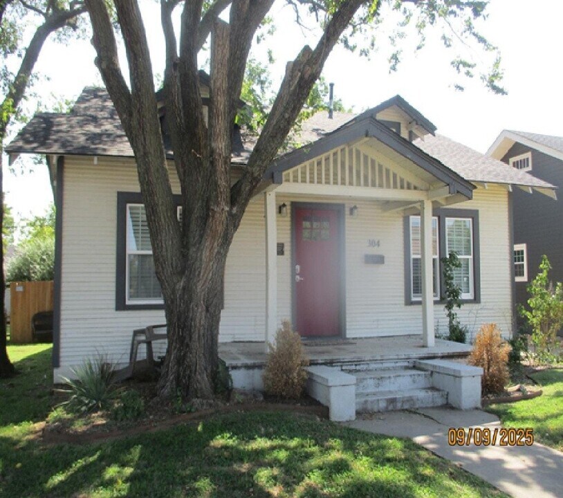 304 E 2nd St in Edmond, OK - Building Photo