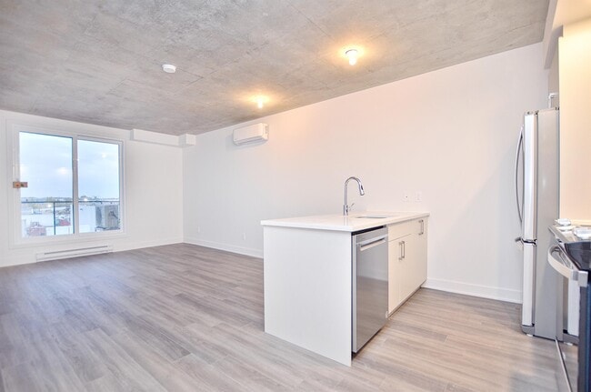 property at 1-1404 Av. de la Gare