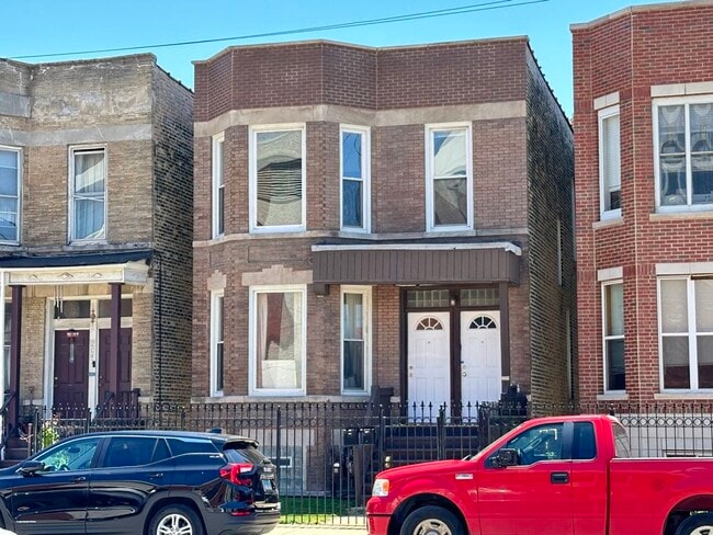 2049 W Fullerton Ave in Chicago, IL - Building Photo - Building Photo