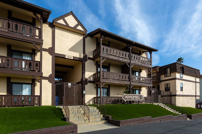 Peppertree Apartments in Hermosa Beach, CA - Foto de edificio - Building Photo