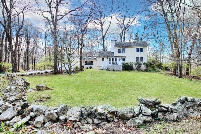 1 Graystone Ln in Weston, CT - Building Photo - Building Photo
