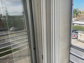 555 Purdy Ln in Palm Springs, FL - Foto de edificio - Building Photo