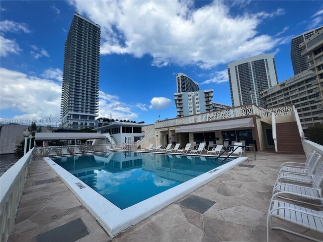 1825 S Ocean Dr, Unit OCEAN VIEW in Hallandale Beach, FL - Foto de edificio - Building Photo