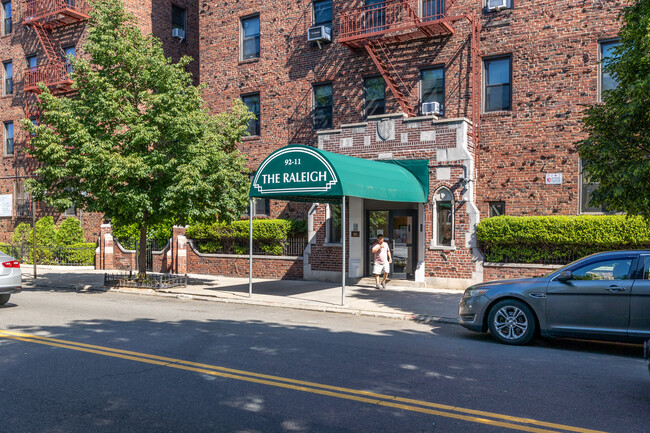 92-11 35th Avenue in New York, NY - Foto de edificio - Building Photo
