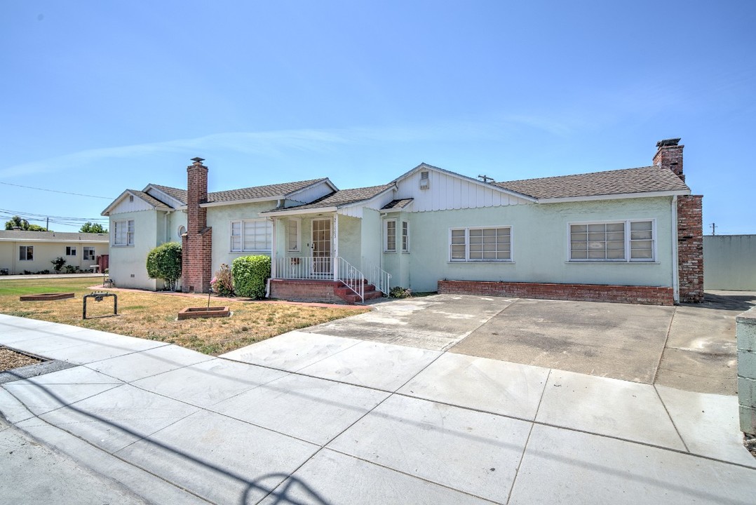 21005 Meekland Ave in Hayward, CA - Building Photo