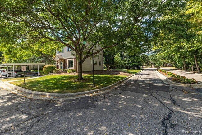 1570 Streamwood Ct, Unit B8 in Rochester Hills, MI - Building Photo - Building Photo