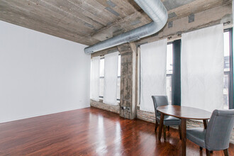 1111 W 14th Pl, Unit 321 in Chicago, IL - Building Photo - Building Photo