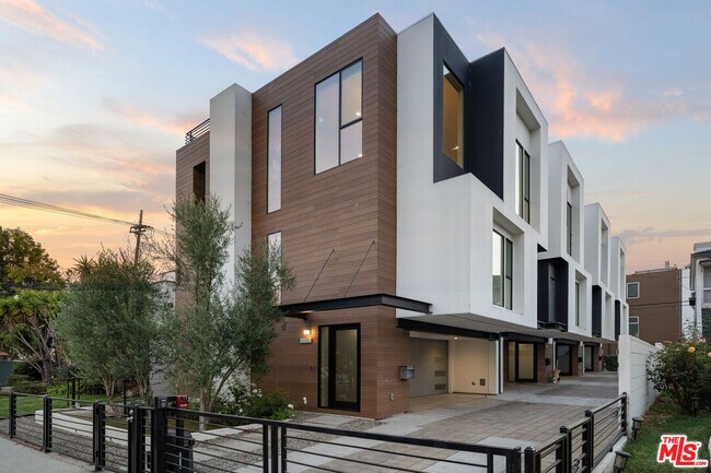 807 N Detroit St in Los Angeles, CA - Building Photo - Building Photo