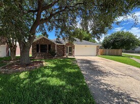 9217 Mohawk Dr in La Porte, TX - Building Photo