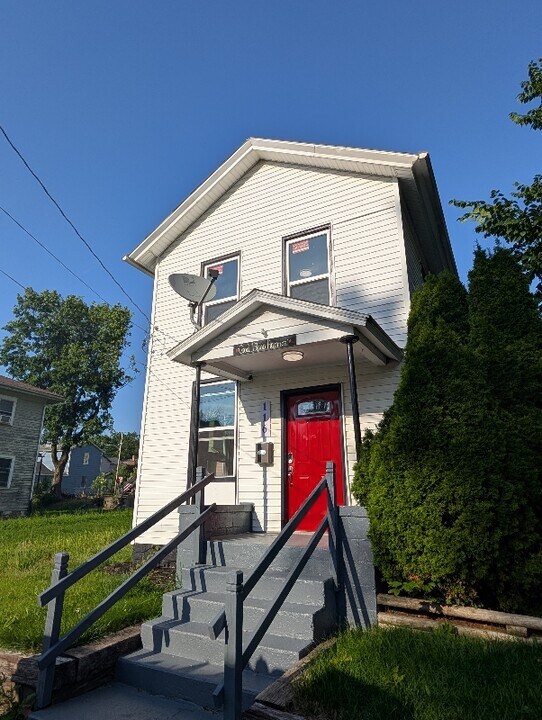 116 4th Ave in Sharon, PA - Building Photo
