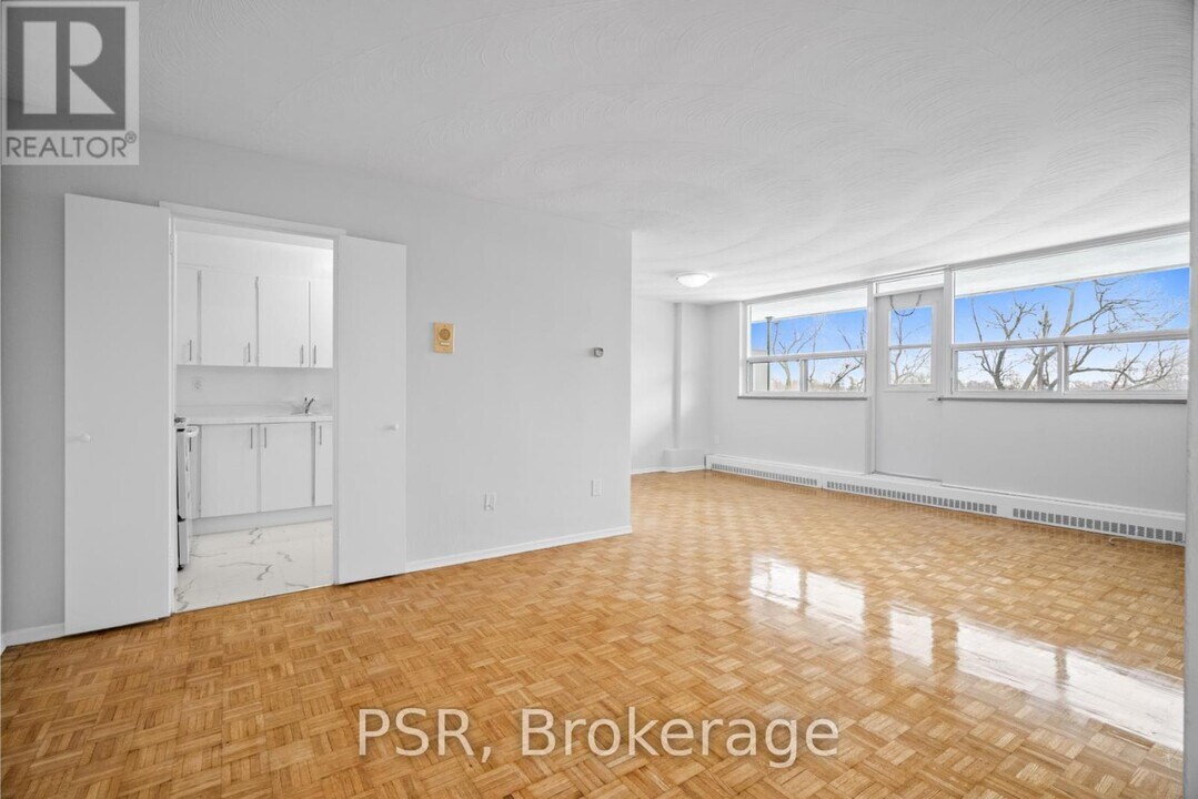 105 Rowena Dr in Toronto, ON - Building Photo