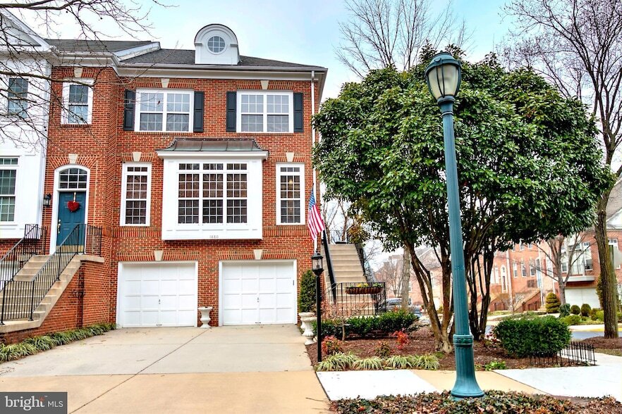 1880 Crescent Park Dr in Reston, VA - Building Photo