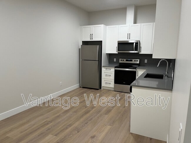 3555 Boxwood Rd in Kelowna, BC - Building Photo - Building Photo