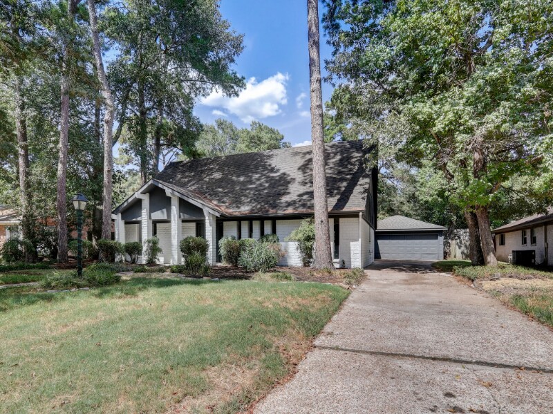 1951 Round Spring Dr in Houston, TX - Building Photo