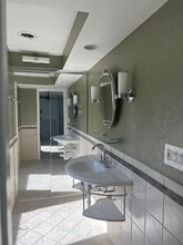 8551 N Point Dr in Fox Point, WI - Foto de edificio - Building Photo