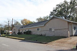 802 W 2nd St in Tyler, TX - Building Photo - Building Photo