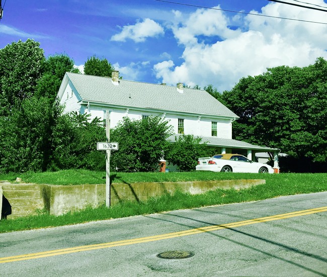 500 E Main St in Dublin, VA - Foto de edificio - Building Photo