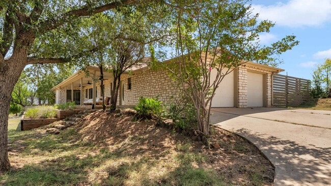 property at 113 W Bluebonnet Rd