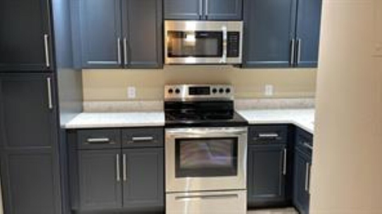 120 Royal Park Dr in Oakland Park, FL - Building Photo