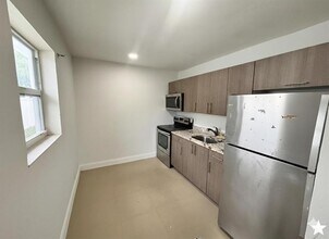 749 NW 5th Ct in Hallandale Beach, FL - Building Photo - Building Photo