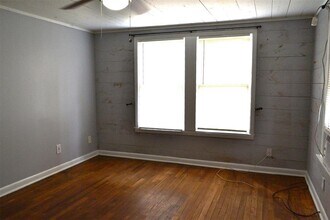 102 S Beauregard St in Alvin, TX - Foto de edificio - Building Photo