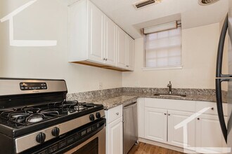 211 Lake Shore Rd, Unit 2 in Boston, MA - Foto de edificio - Building Photo