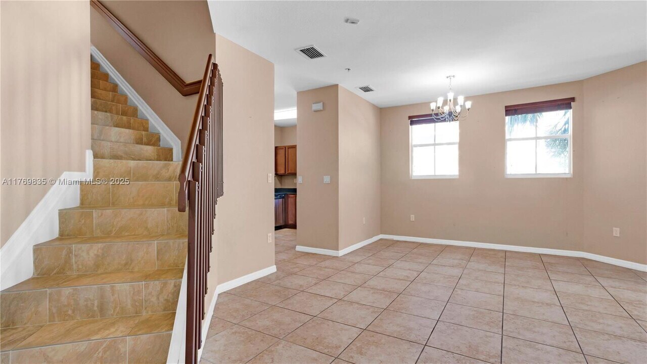 8899 NW 107th Ct in Doral, FL - Foto de edificio