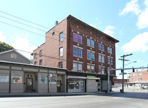 832 N Main St in Waterbury, CT - Foto de edificio - Building Photo