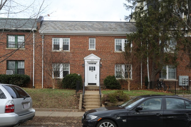 1814 C St Se