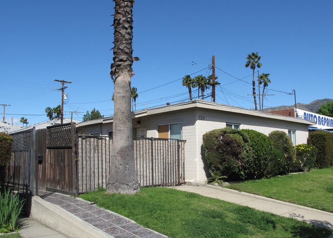 329 E Valencia Ave in Burbank, CA - Foto de edificio - Building Photo
