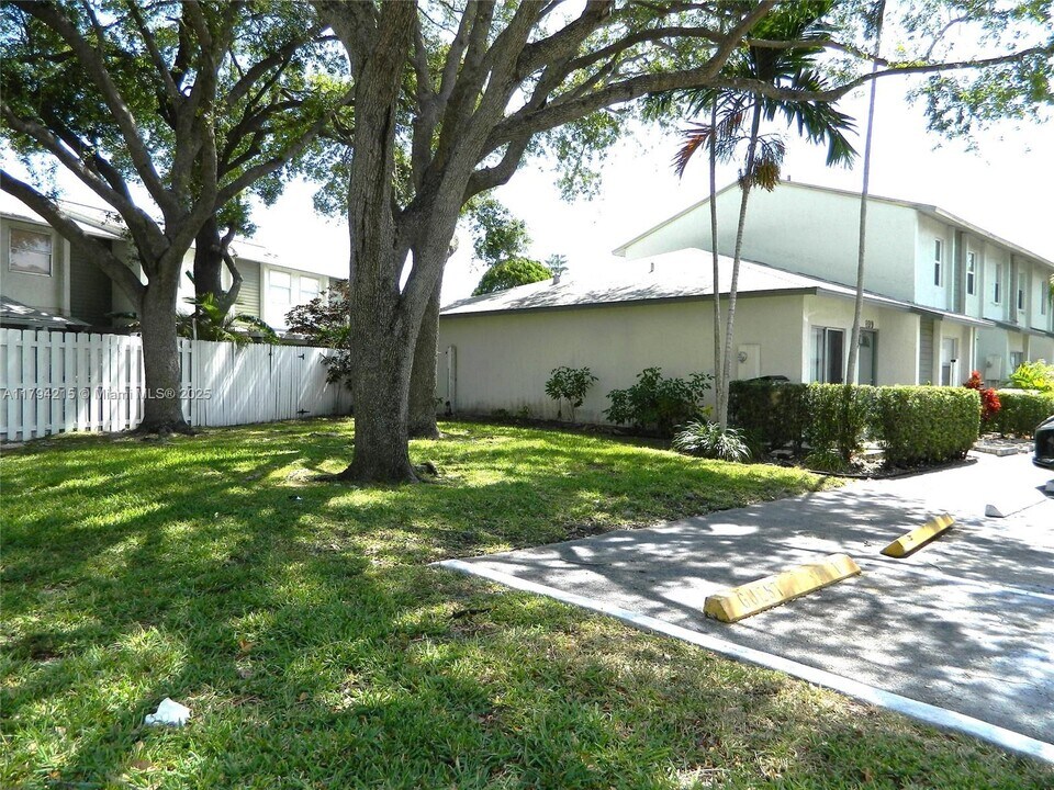 899 Crystal Lake Dr in Pompano Beach, FL - Building Photo