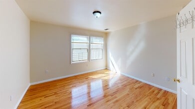 57 Washburn St in Jersey City, NJ - Building Photo - Building Photo