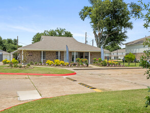 Laurel Oak Village in Lake Charles, LA - Building Photo - Building Photo