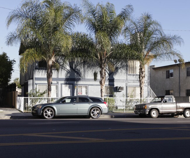 6934 Laurel Canyon Blvd in North Hollywood, CA - Foto de edificio - Building Photo