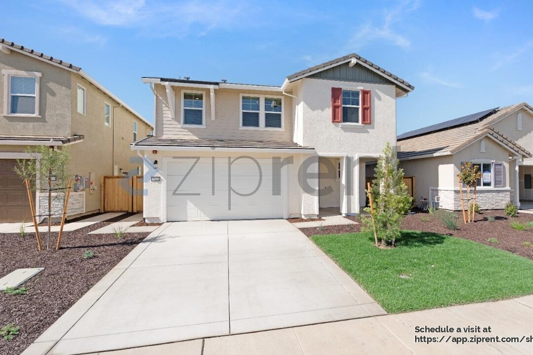 10374 Bayson Wy in Elk Grove, CA - Building Photo