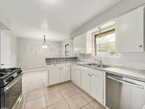 2930 Wuthering Heights Dr in Houston, TX - Building Photo - Building Photo