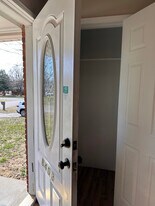 8403 Robin Hill Dr in Louisville, KY - Building Photo