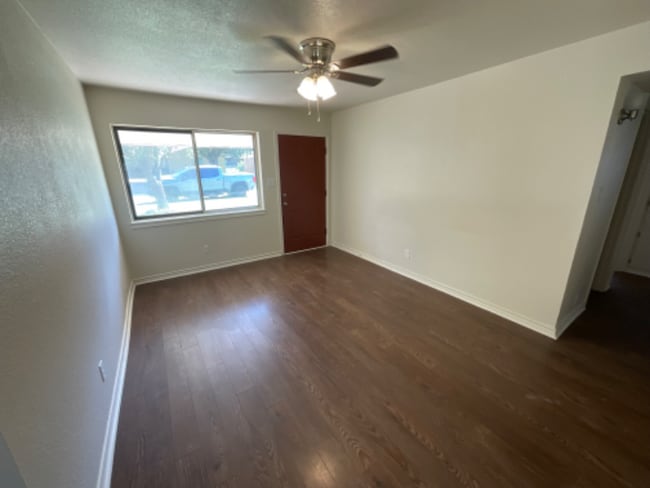 1007 W Louisa Ave in Iowa Park, TX - Building Photo - Building Photo