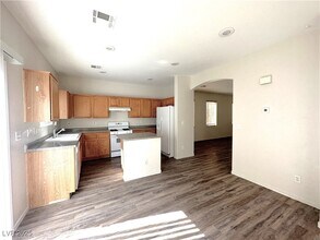8014 Imperial Treasure St in Las Vegas, NV - Building Photo - Building Photo