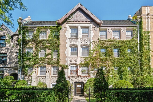 property at 644 W Wrightwood Ave