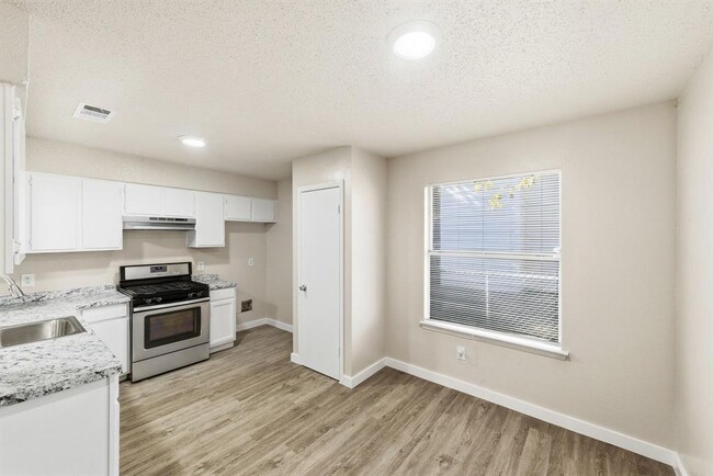 2204 Donahue Ln in Austin, TX - Building Photo - Building Photo