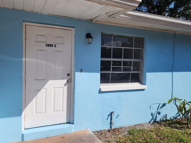 1609 56th St S in Gulfport, FL - Foto de edificio - Building Photo
