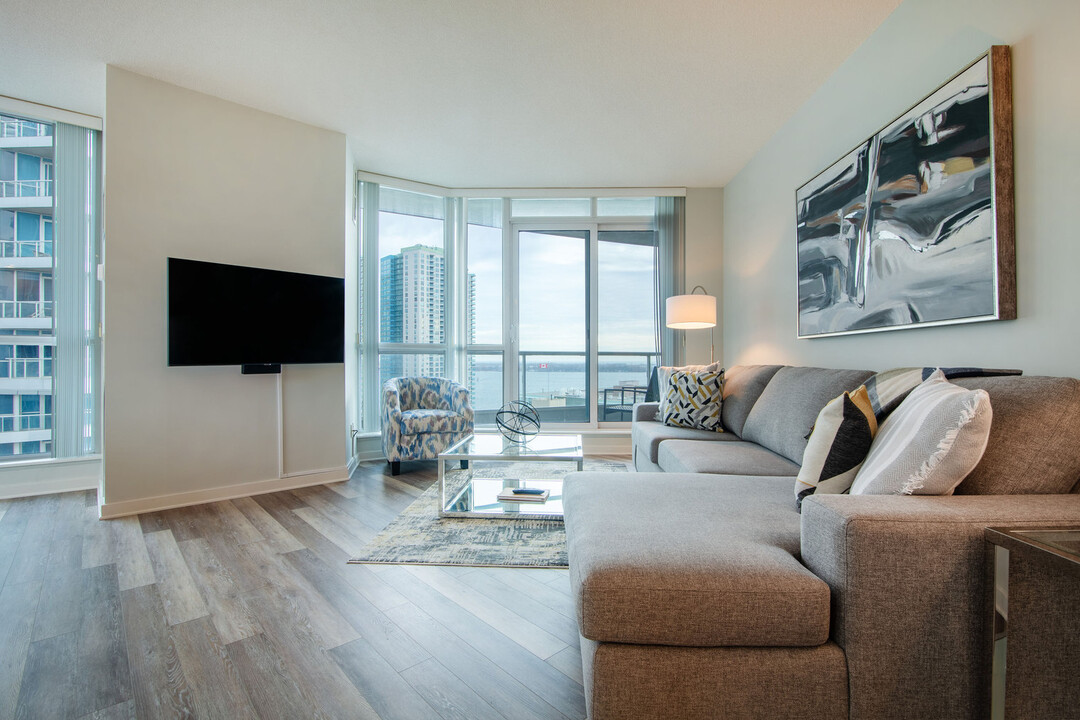 218 Queens Quay W in Toronto, ON - Building Photo