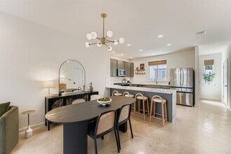 814 N Bluff Dr in Austin, TX - Building Photo - Building Photo