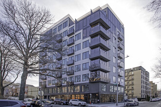 Pelham Residence in Bronx, NY - Foto de edificio - Building Photo