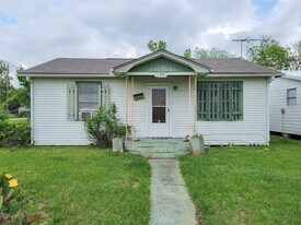 409 N Parrish St in Angleton, TX - Building Photo