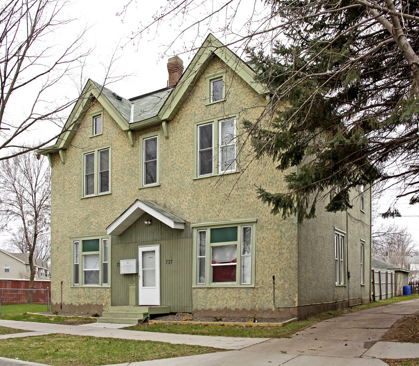 739 Stewart Ave in St. Paul, MN - Building Photo