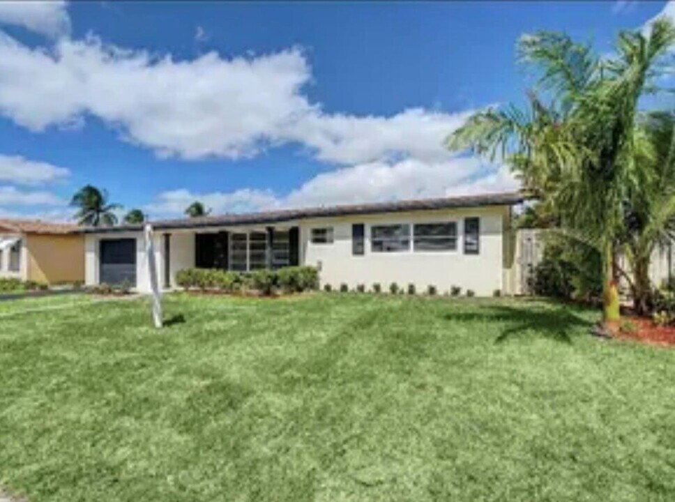 219 SE 13th St in Deerfield Beach, FL - Building Photo