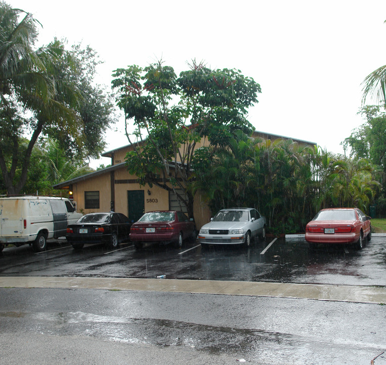 5801 NW 23rd St in Fort Lauderdale, FL - Building Photo